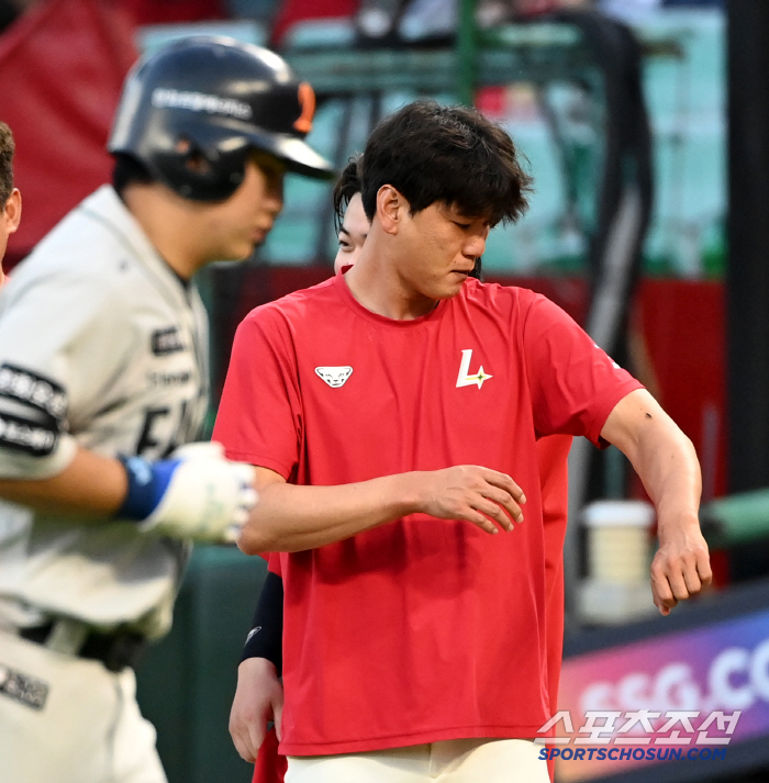 [포토] 김광현, 팔에 왠 벌레가~