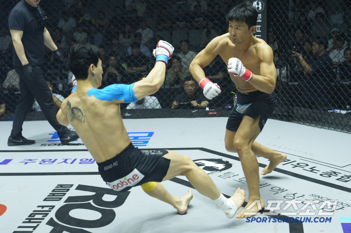 11년 만에 터진 '개그맨' 윤형빈의 KO. 굽네 ROAD FC 073 …