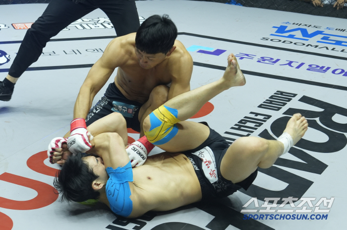 11년 만에 터진 '개그맨' 윤형빈의 KO. 굽네 ROAD FC 073 …