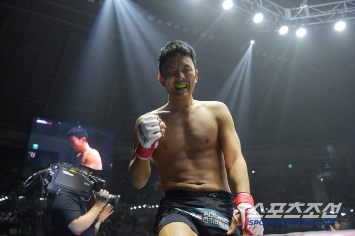 11년 만에 터진 '개그맨' 윤형빈의 KO. 굽네 ROAD FC 073 …