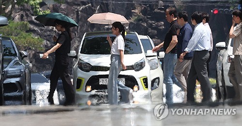 낮 최고 35도 '찜통더위'…오후 전국 곳곳 소나기
