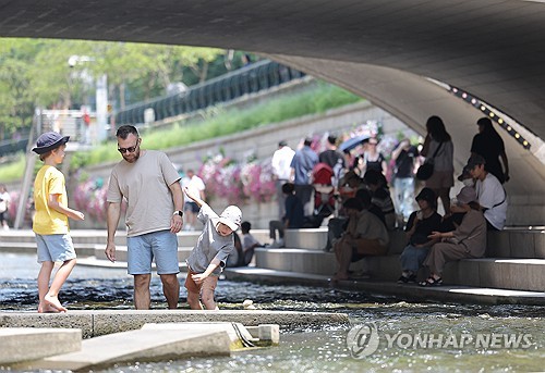[내일날씨] 낮 최고 35도 '후텁지근'…전국 곳곳 소나기