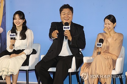 (서울=연합뉴스) 류효림 기자 = 배우 최유리(왼쪽부터), 윤성호, 조여정이 30일 서울 용산구 CGV용산아이파크몰점에서 열린 영화 '좀비딸' 제작발표회에서 질문에 답하며 환하게 웃고 있다. 2025.6.30 ryousanta@yna.co.kr
