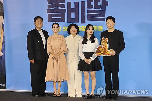 (서울=연합뉴스) 류효림 기자 = 배우 윤성호(왼쪽부터), 조여정, 이정은, 최유리, 조정석이 30일 서울 용산구 CGV용산아이파크몰점에서 열린 영화 '좀비딸' 제작발표회에서 포즈를 취하고 있다. 2025.6.30 ryousanta@yna.co.kr
