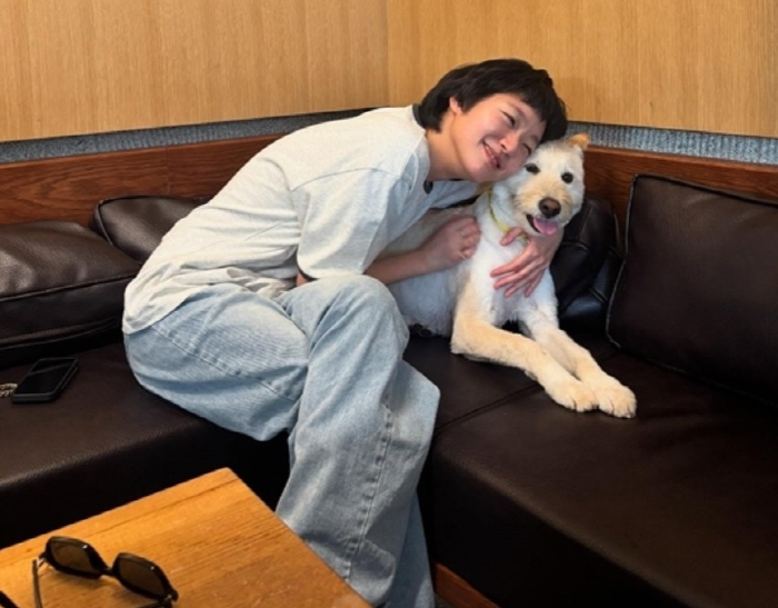 [SCin스타] 김고은, 숏컷 여신의 귀환…반려견과 싱그러운 일상 공개