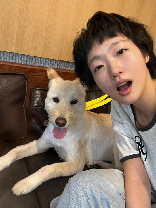 [SCin스타] 김고은, 숏컷 여신의 귀환…반려견과 싱그러운 일상 공개