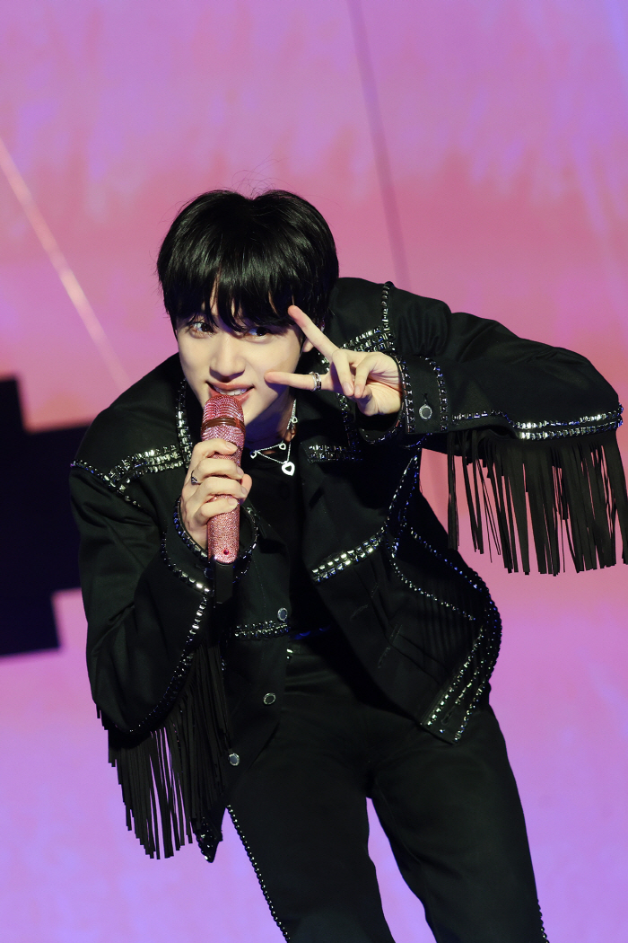 BTS 진, 역대급 팬사랑으로 첫 팬콘서트 성료…완전체 관람→웬디·최예나…