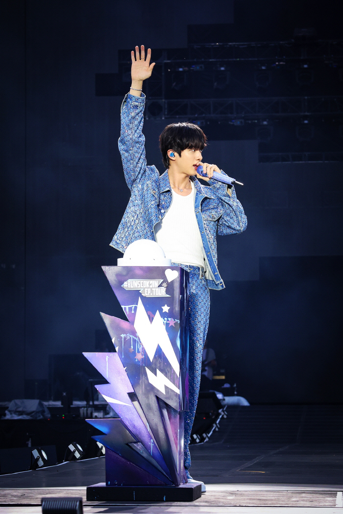 BTS 진, 역대급 팬사랑으로 첫 팬콘서트 성료…완전체 관람→웬디·최예나…