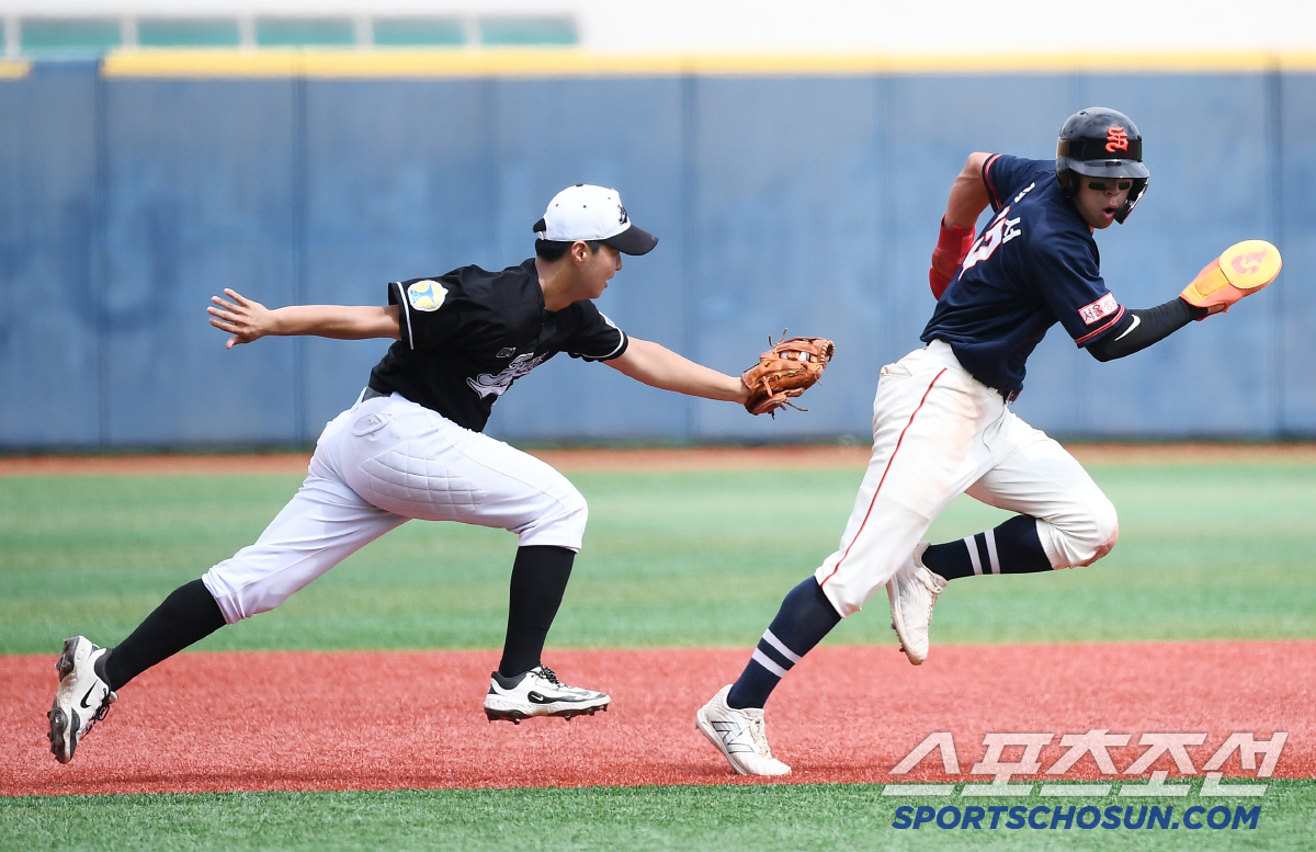 [포토] 런다운 걸려 아웃되는 성남고 김준서
