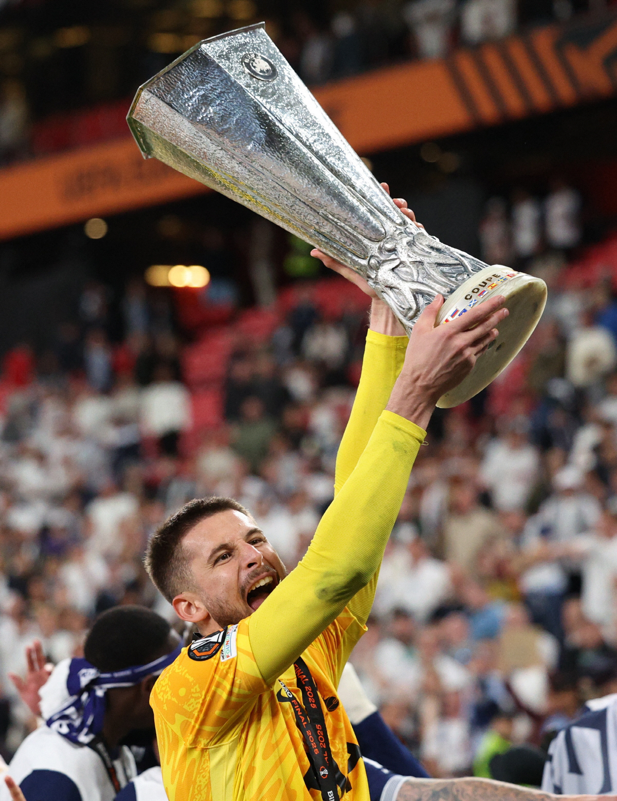 손흥민 사상 최초(?) 동료 공개 폭언 화제..."비카리오 XX팰 뻔했다…