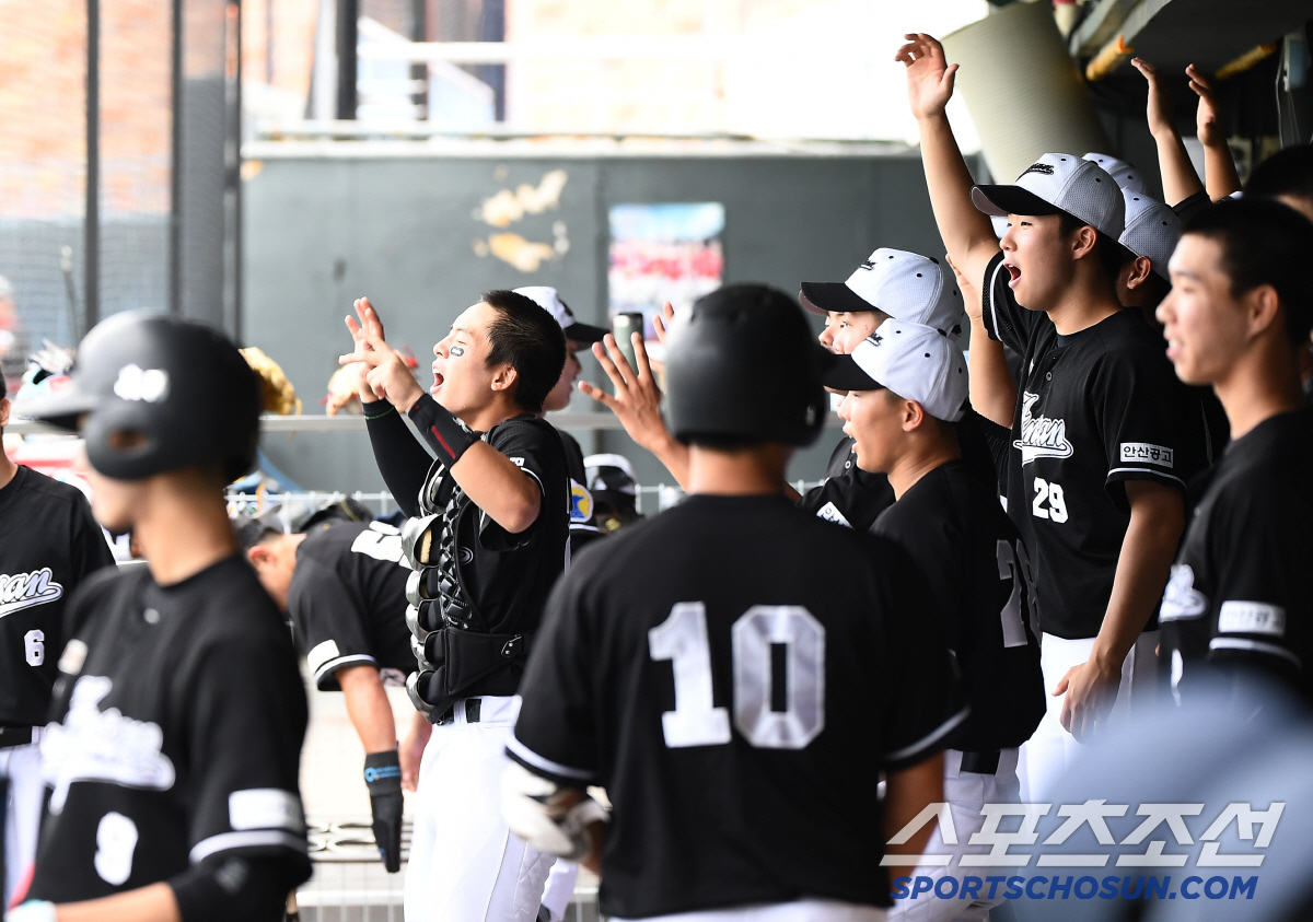 [포토] 환호하는 안산공고 선수들