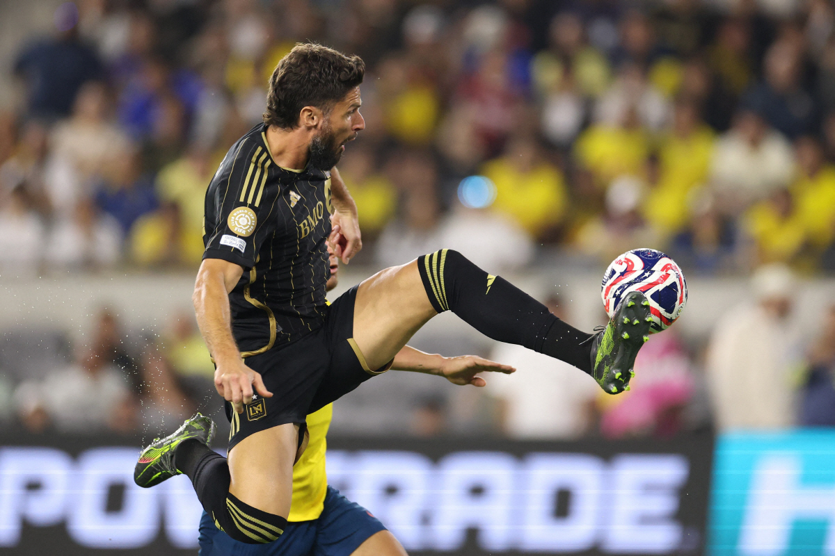 김민재가 제일 어려워한 레전드 공격수, 1년 만에 유럽 컴백 HERE W…