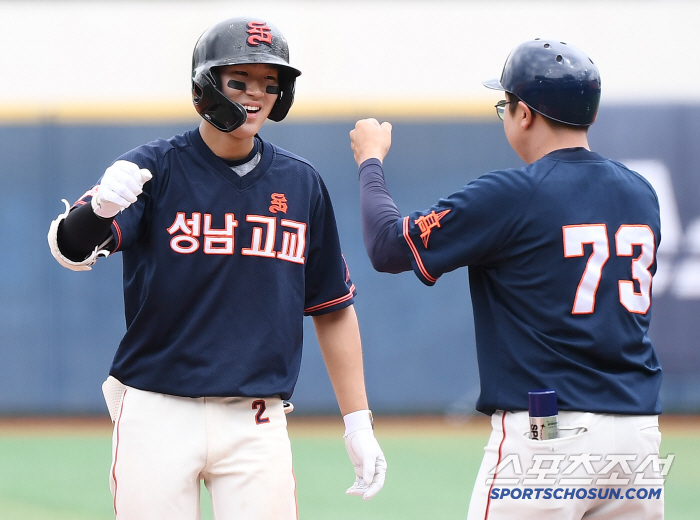 [포토] 성남고 이률, 경기 역전시킨 2타점 적시타