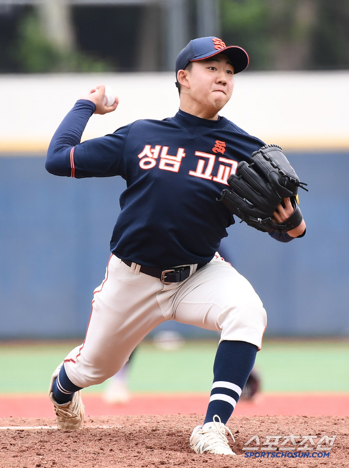 [포토] 무실점 피칭 이어가는 성남고 오훈택