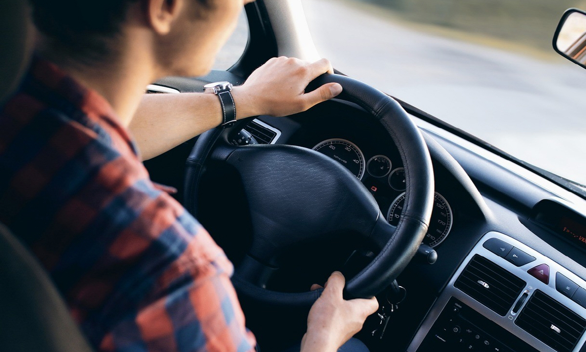 훔친 차량 8대 갈아타며 집으로…"비행기 요금 비싸서"