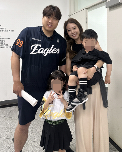 '수천억 자산' 류현진♥배지현, 붕어빵 두 아이와 가족사진 공개