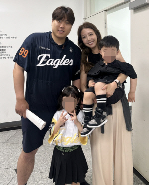 '수천억 자산' 류현진♥배지현, 붕어빵 두 아이와 가족사진 공개