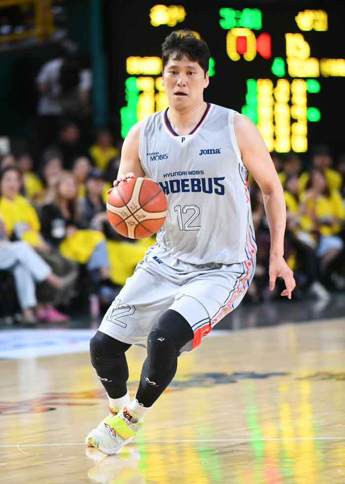 'KBL 맏형' 현대모비스 함지훈의 끝없는 성장기 "이 나이 먹고도 배우…