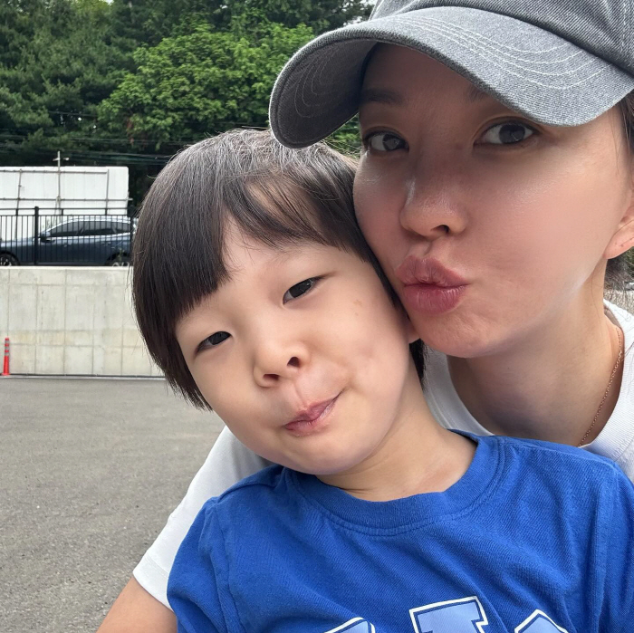 지누♥임사라, 젖병 못 뗀 네살 아들에 소신 육아 "지금 안 뗀다고 평생…