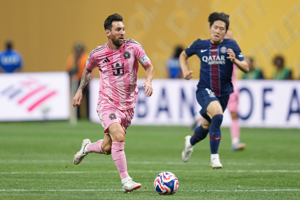 메시의 뒤끝 작렬? PSG 비티냐에 '주먹질' 충격 논란…"걸어 다녔다"…
