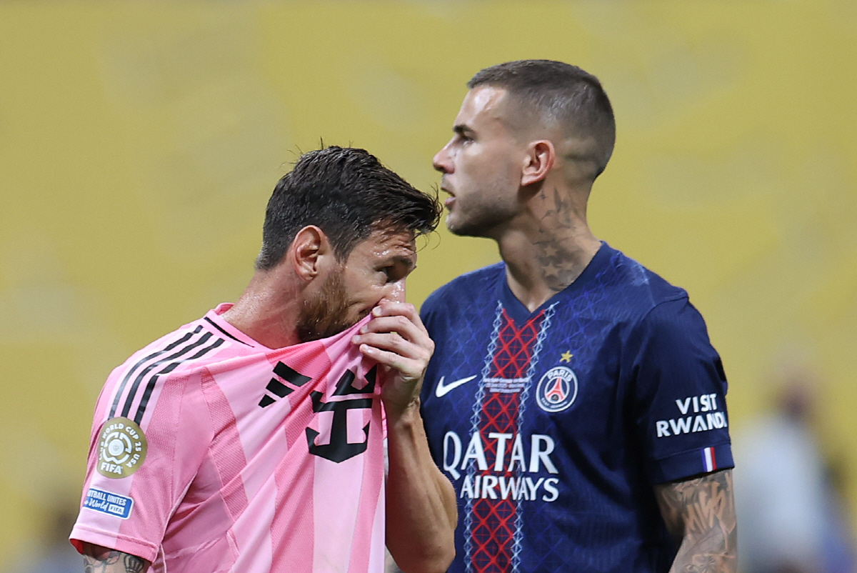 메시의 뒤끝 작렬? PSG 비티냐에 '주먹질' 충격 논란…"걸어 다녔다"…
