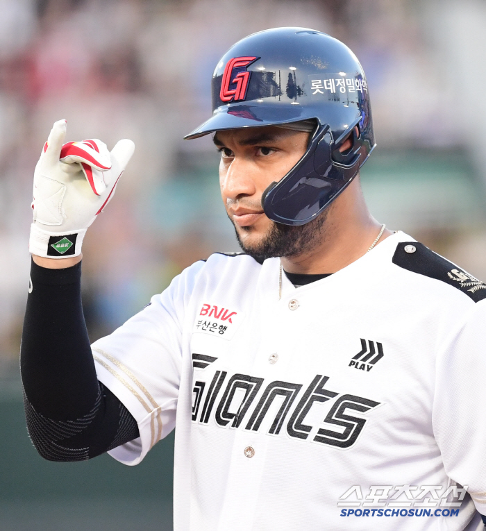 '6월에 혼자 4할 쳤는데 타율 하락?' KBO 신기록 보유자, 사상 첫 대기록 쓸 수 있나