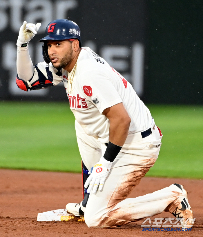 '6월에 혼자 4할 쳤는데 타율 하락?' KBO 신기록 보유자, 사상 첫…