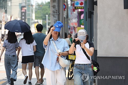 최고 체감온도 33도 안팎…무더위 속 곳곳 소나기