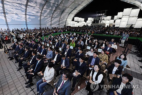 (울산=연합뉴스) 김용태 기자 = 27일 오후 울산시 울주군 영남알프스 복합웰컴센터에서 열린 '제9회 울산울주세계산악영화제'를 찾은 관람객들이 개막식을 지켜보고 있다. 2024.9.27 yongtae@yna.co.kr
