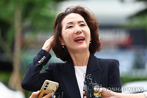(서울=연합뉴스) 서대연 기자 = 이진숙 사회부총리 겸 교육부 장관 후보자가 30일 오전 서울 여의도 한국교육시설안전원에 마련된 인사청문회 준비 사무실로 출근하며 취재진과 질의응답하고 있다. 2025.6.30 dwise@yna.co.kr