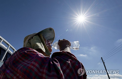 숨 막히는 더위 견디려면…"아이스커피·맥주 대신 물드세요"