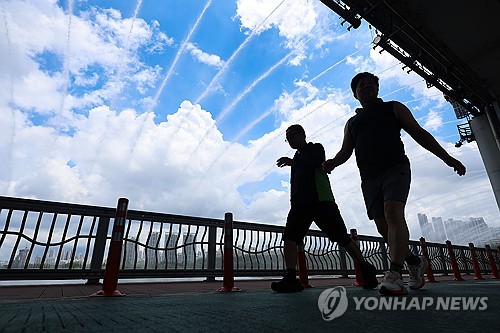 (서울=연합뉴스) 서대연 기자 = 비가 그친 뒤 서울 한낮 기온이 31도까지 치솟으며 더운 날씨를 보인 1일 서울 서초구 잠수교에서 시민들이 무지개분수 아래로 걷고 있다. 2025.7.1 dwise@yna.co.kr