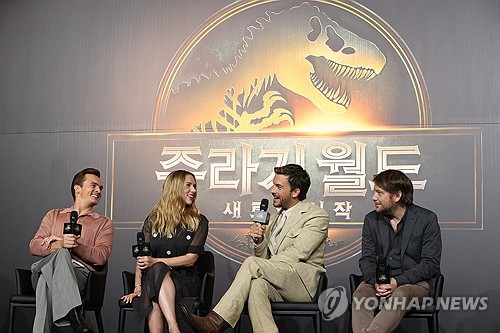 (서울=연합뉴스) 강민지 기자 = 1일 서울 종로구 포시즌스호텔에서 열린 영화 '쥬라기 월드: 새로운 시작' 내한 기자간담회에서 감독과 배우들이 질문에 답하고 있다. 왼쪽부터 루퍼트 프렌드, 스칼릿 조핸슨, 조너선 베일리, 개러스 에드워즈 감독. 2025.7.1 mjkang@yna.co.kr