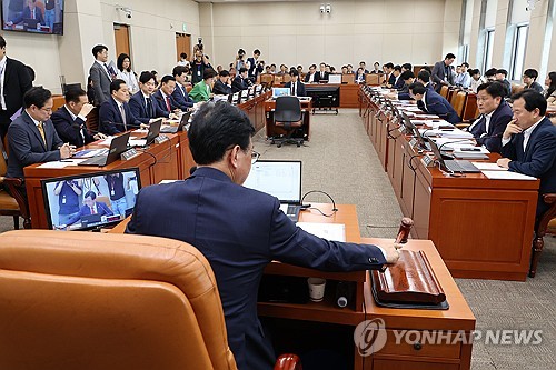 "尹정부서 세수붕괴"·"재정준칙 포기했나"…기재위서 추경 공방