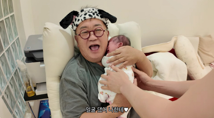 '73세' 이용식, 첫 손녀 품에 안고 꺄아~ "나한테 얼굴 댔어♥"(아…