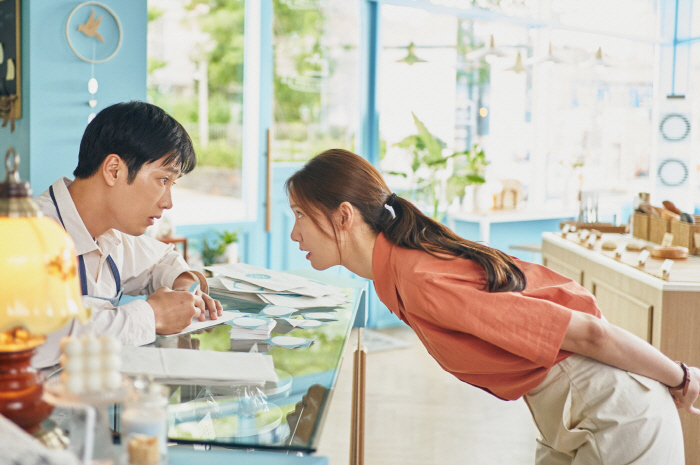 "믿고 보는 필승 조합"…임윤아, '엑시트' 감독 손잡고 '악마가 돌아왔…