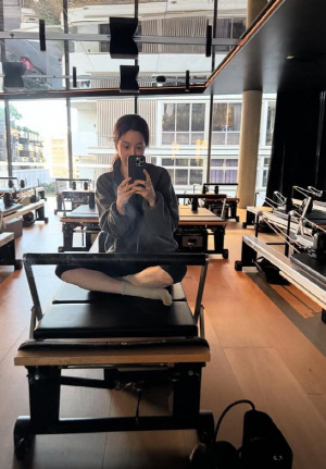 [SCin스타] 정려원, 호주서 ‘셀프 집수리’…페인트칠 목공 만능 일상 공개