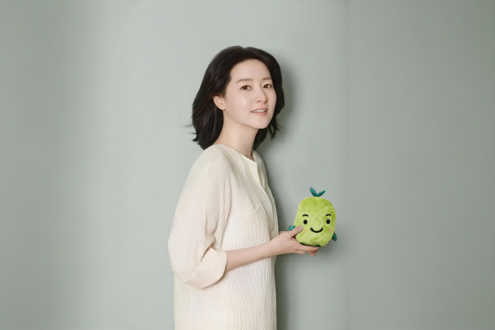 '쌍둥이맘' 이영애, 장애인 가정 돕기 재능기부…"쉽게 지나치기 어려웠다…