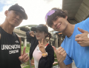 뉴진스 다니엘, 활동 중단 속 의외의 근황...박보검·션과 