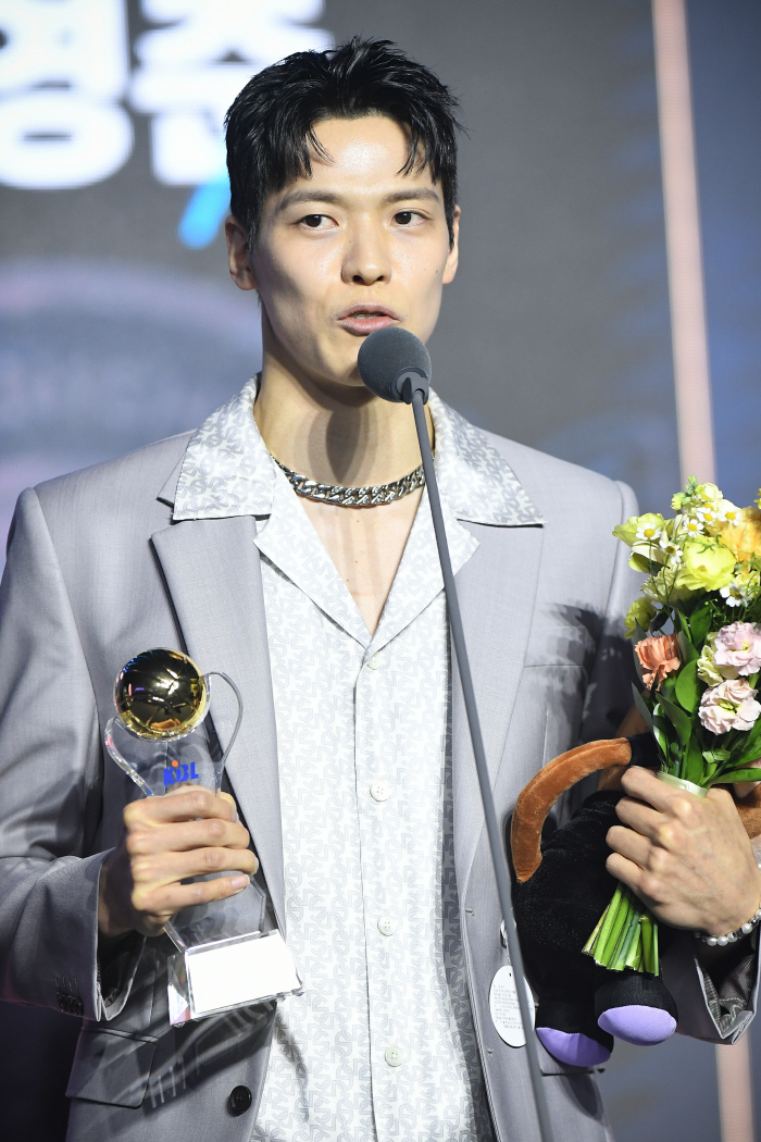 '부자 연봉킹' 허훈X'세 번째 연봉 1위' 김선형 활짝…두경민→전성현 …