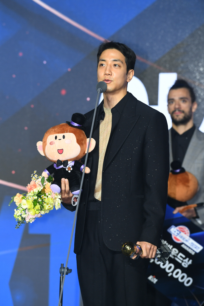 '부자 연봉킹' 허훈X'세 번째 연봉 1위' 김선형 활짝…두경민→전성현 …