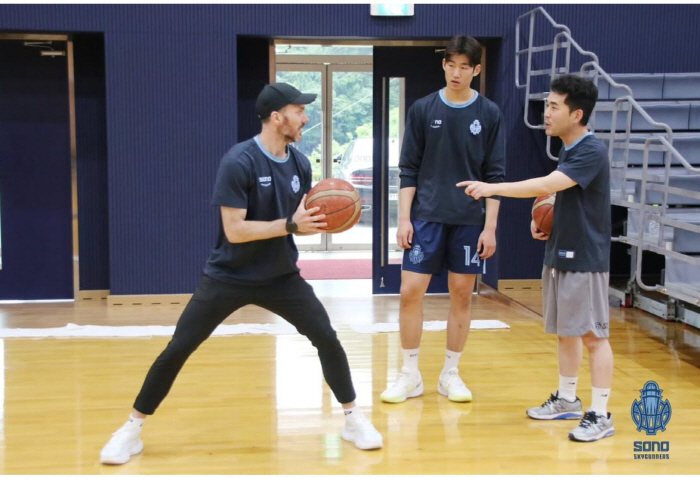 '가족동반? 그냥 방콕할래' 휴양지 전지훈련 소노의 진풍경…손창환감독 "…