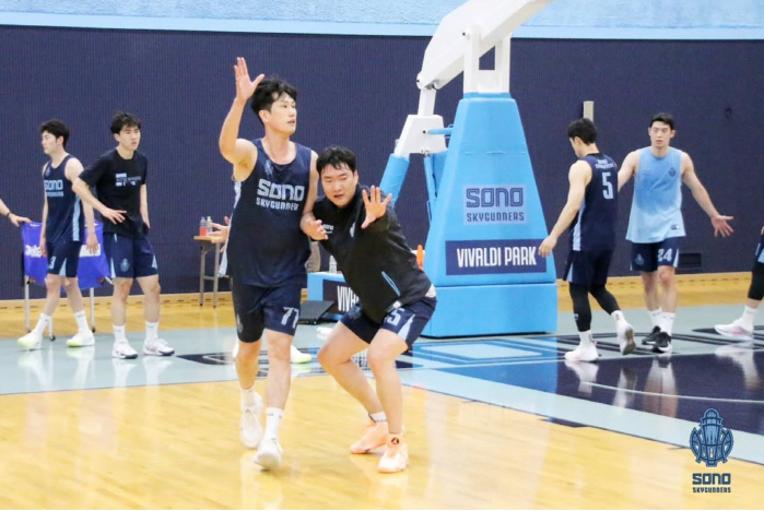 '가족동반? 그냥 방콕할래' 휴양지 전지훈련 소노의 진풍경…손창환감독 "…