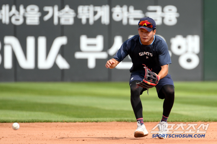 [포토] 펑고 집중하는 롯데 장두성