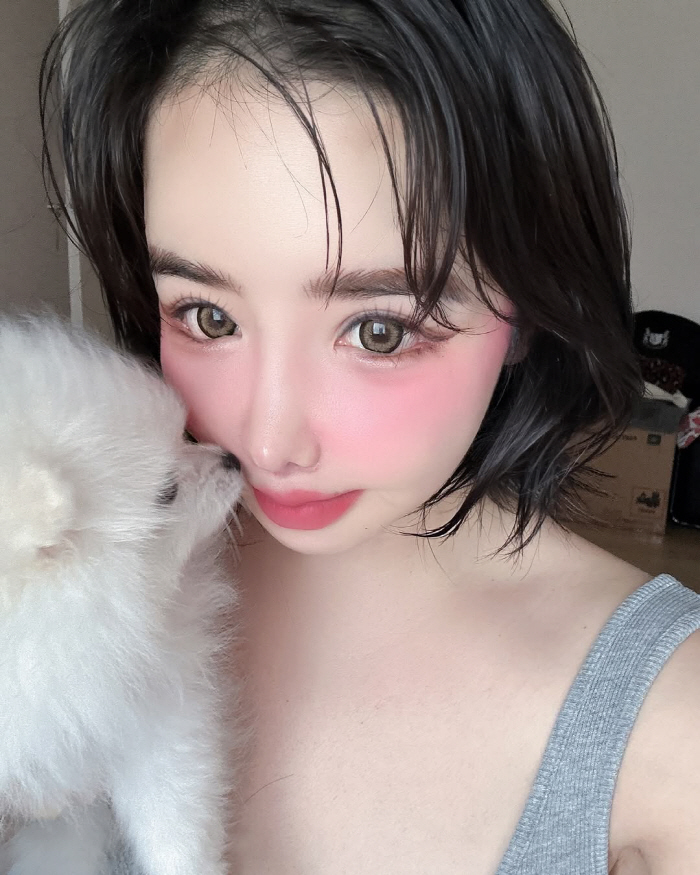 박봄, 얼굴 뒤덮은 핑크 볼터치...과감한 '핑크 ♥사랑' 메이크업