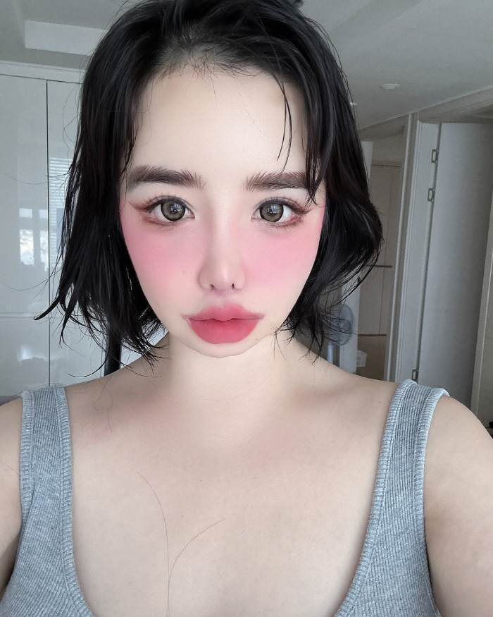 박봄, 얼굴 뒤덮은 핑크 볼터치...과감한 '핑크 ♥사랑' 메이크업