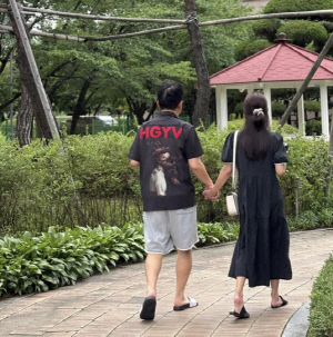 김준호♥김지민, 결혼식 앞두고 포착된 파파라치샷...손 꼭 붙잡고 