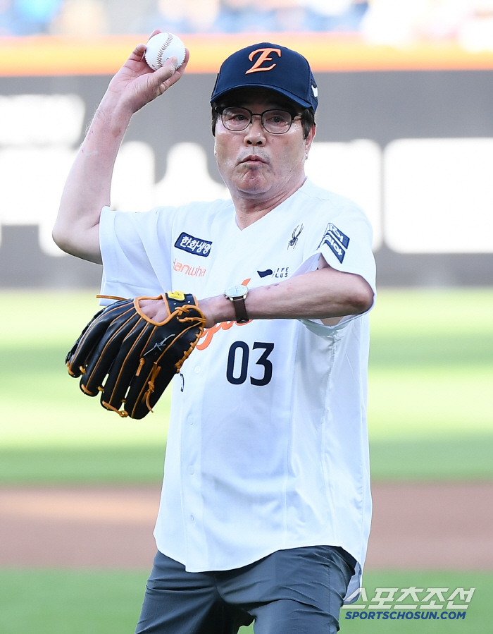 [포토] 김동일 보령시장, 한화생명볼파크에서 시구