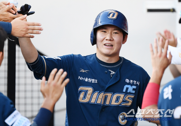 [포토] 득점 후 환영받는 박민우