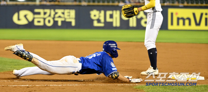 [포토] 김영웅, 기습번트 대고 1루 헤퍼슬!
